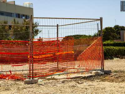 ...anche se l�entrata dal lato terra, essendo evidentemente pericolante, � protetta da dalle barriere in ferro